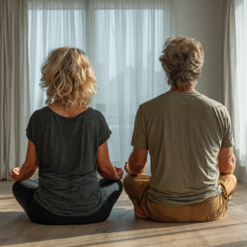 Gruppo di anziani in sessione di yoga mattutina